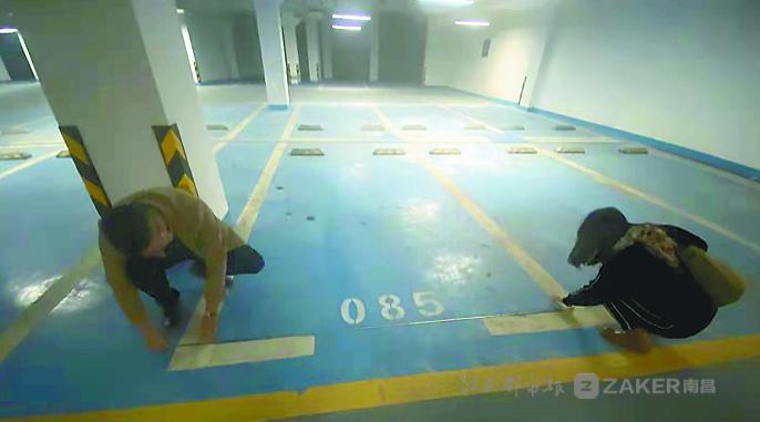 丰城鼎峰·湖岸雅苑地下车位“太瘦”业主下车得爬天窗