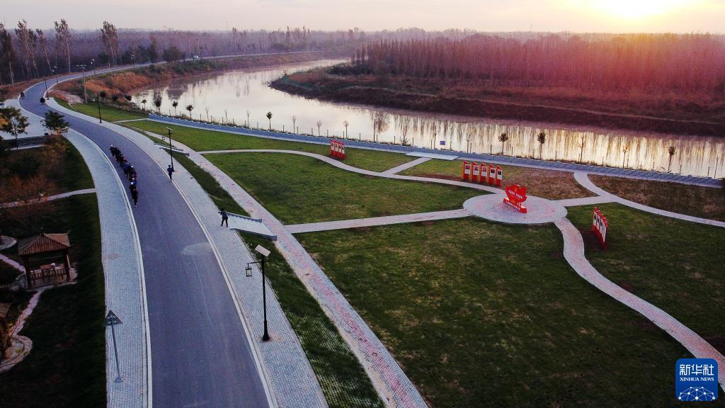 10月23日，市民在泊头市大运河堤顶路上跑步健身（无人机照片）。