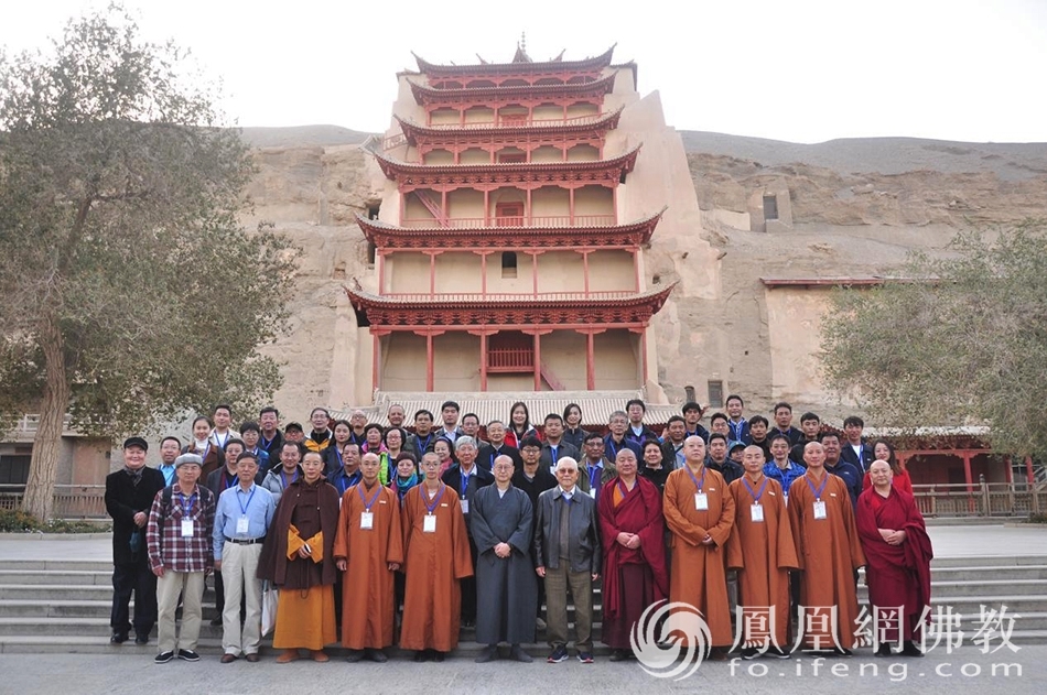 会议期间,会员们参拜莫高窟。(图片来源:凤凰网佛教 观觉法师供图)
