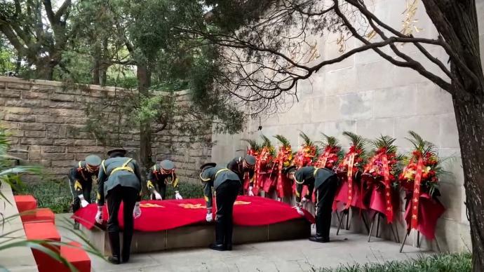 魯迅逝世85週年,上海百餘位市民在魯迅墓前追憶緬懷