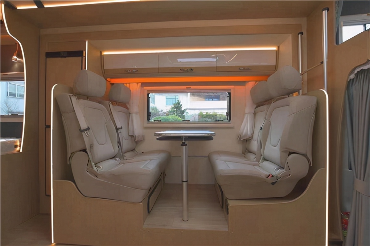 铂驰旅行家国六依维柯双拓展房车特价