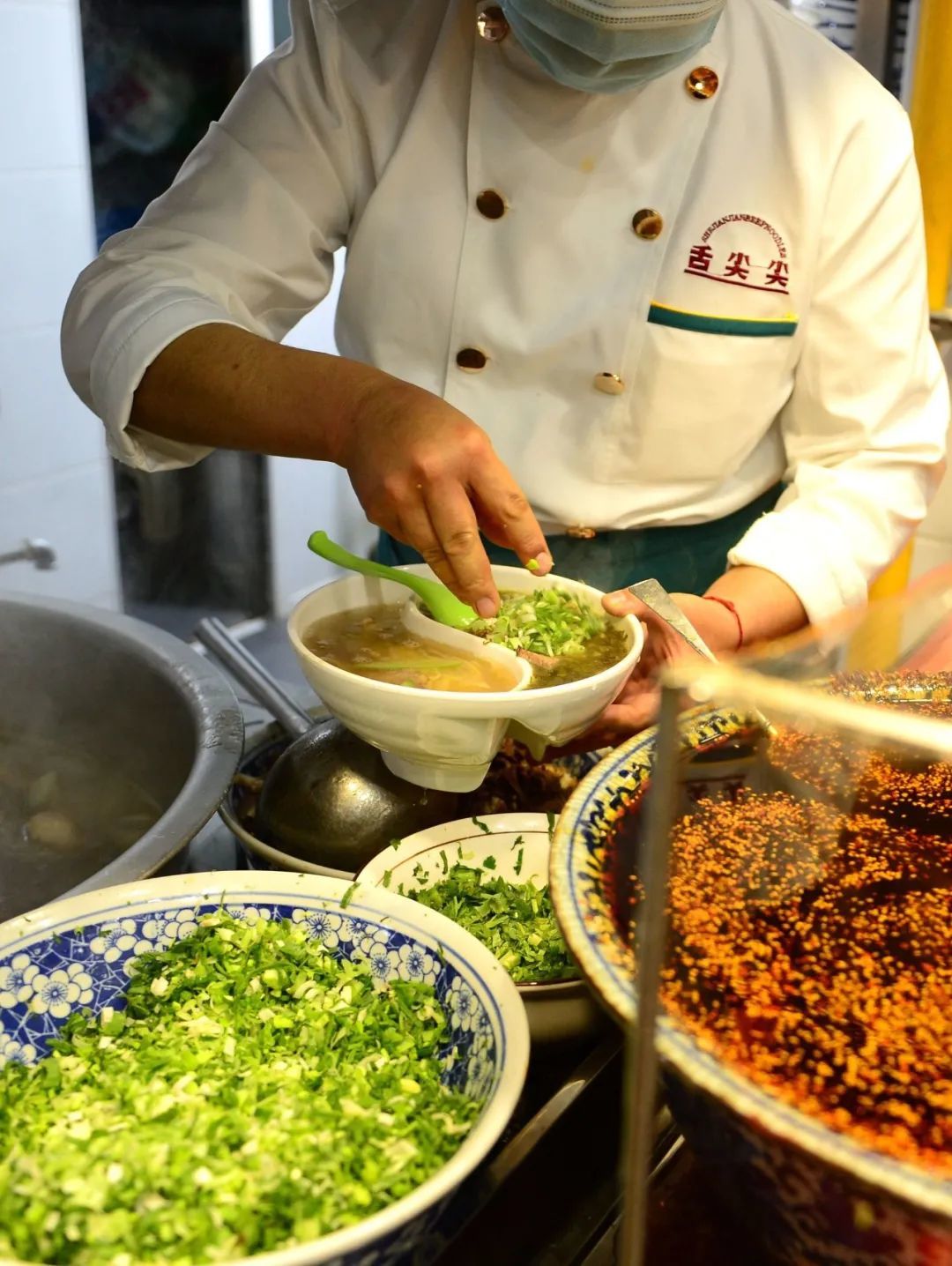 ▲ 今天的兰州牛肉面也在与时俱进，比如图中的“鸳鸯牛肉面”，可以双拼酸菜和清汤两种口味。图/视觉中国