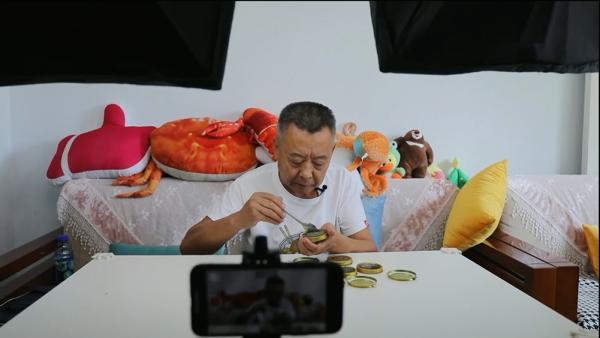 老年网红结巴老爹的快乐生活