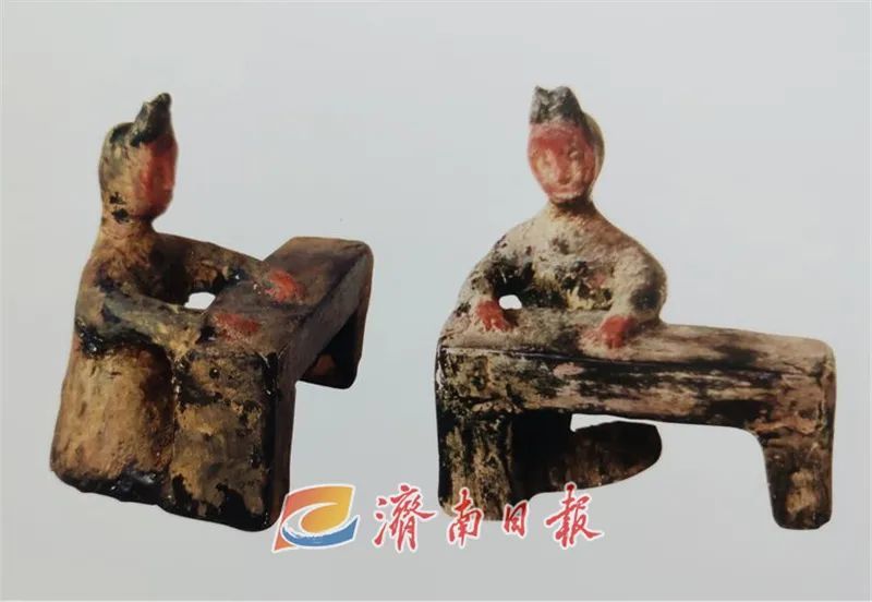 章丘女郎山战国墓出土的彩绘弹琴或弹瑟俑