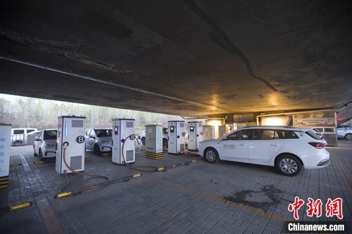 资料图：一辆新能源汽车正在汽车充电桩充电。<a target='_blank' href='http://www.chinanews.com/'>中新社</a>记者 张云 摄