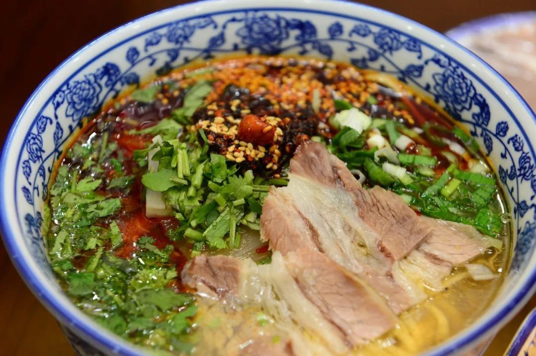 ▲ 在兰州，一碗牛肉面配上两片肉，也不过十块出头。 图/视觉中国