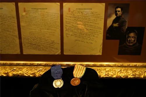 海明威手稿与获得的一战勋章