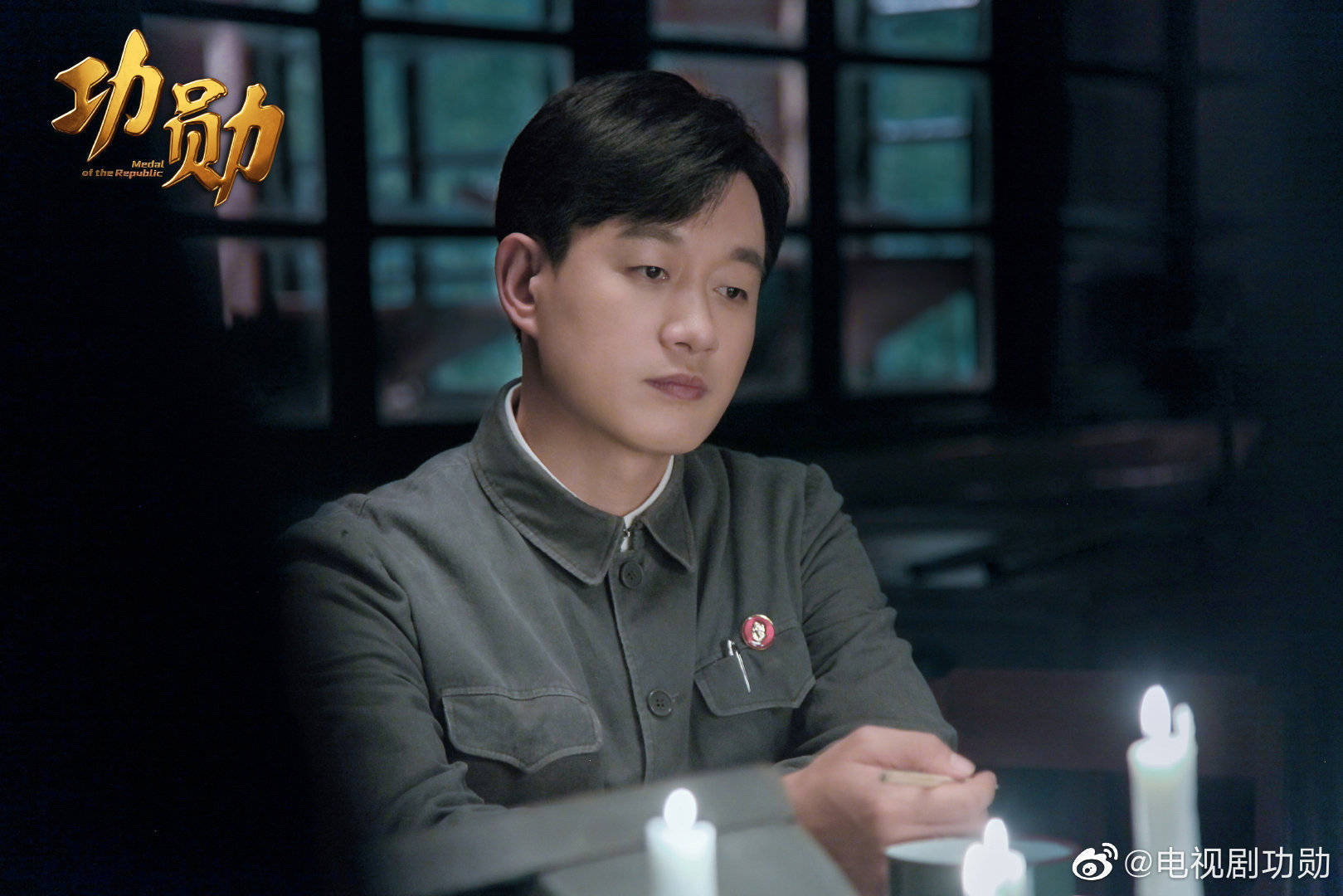 吃饭,也要几天几夜蹲在戈壁滩上,忍受着刺骨的冷风,把导弹残骸挖出来