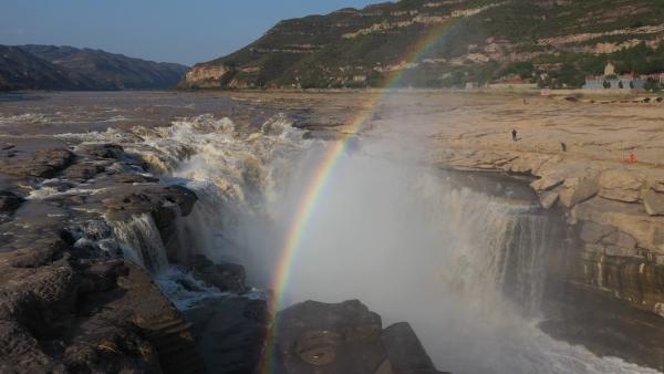壶口瀑布现“彩虹飞瀑”景观，水雾腾起数十米高