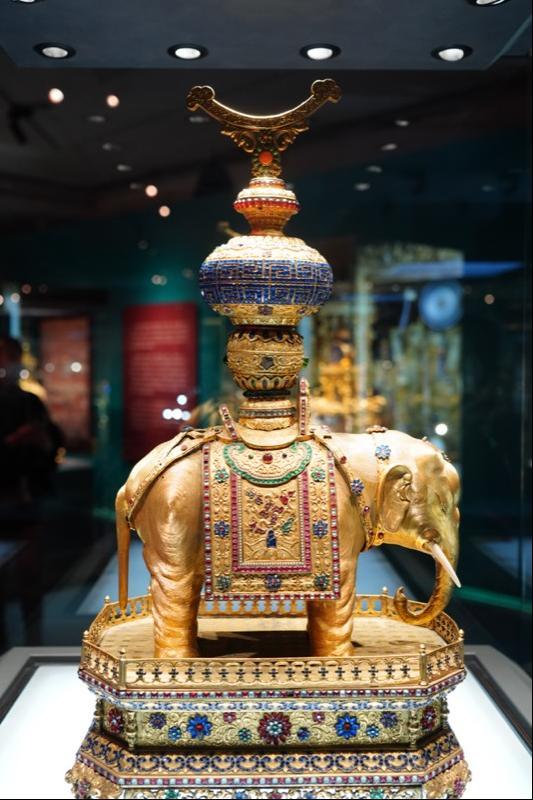 铜鎏金嵌宝太平有象钟