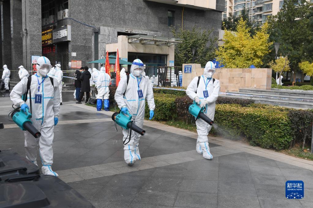 10月20日,工作人员对因疫情封控的兰州市安宁区倚能黄河家园小区进行