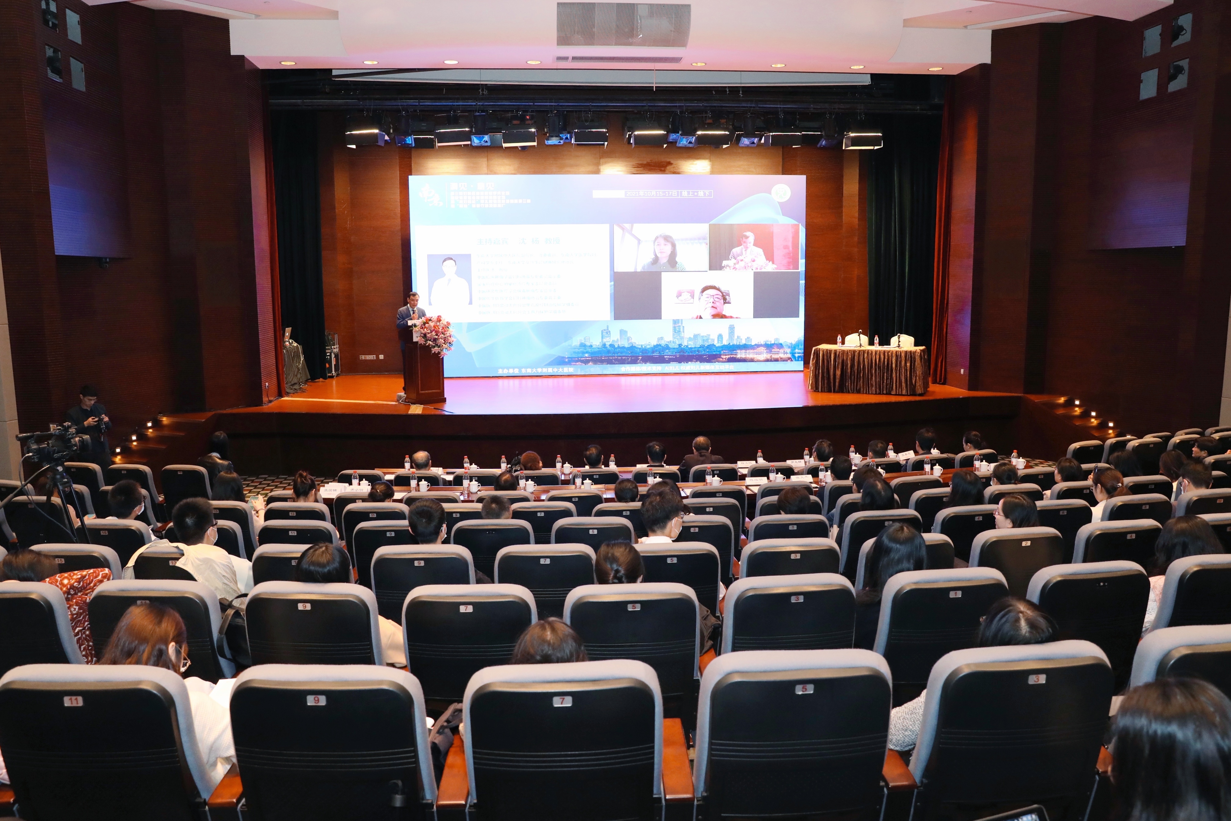 会议现场 王倩摄