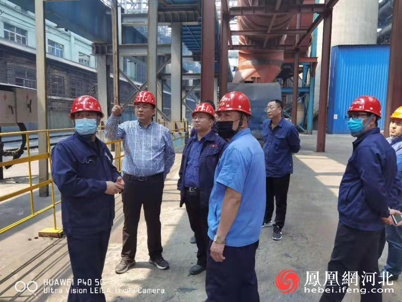 生态环境局局长高源山带队到企业检查大气污染防治工作。