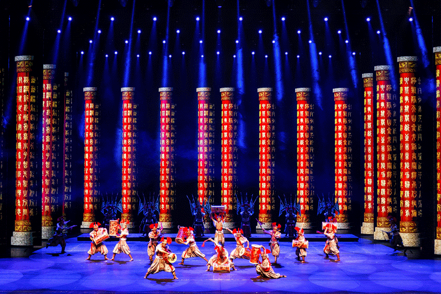 秋越浓，张掖丹霞口文旅小镇颜色就越红！