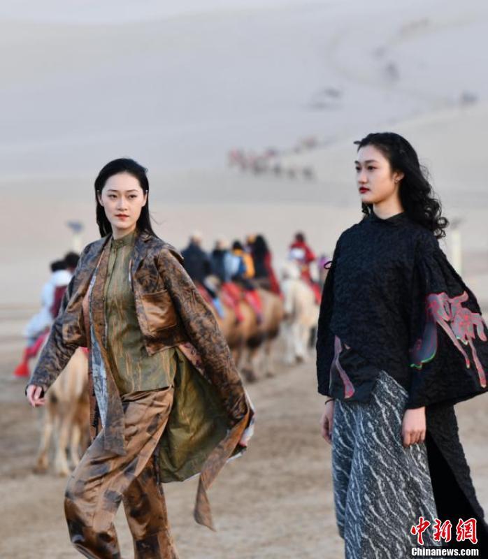 敦煌服装秀展示