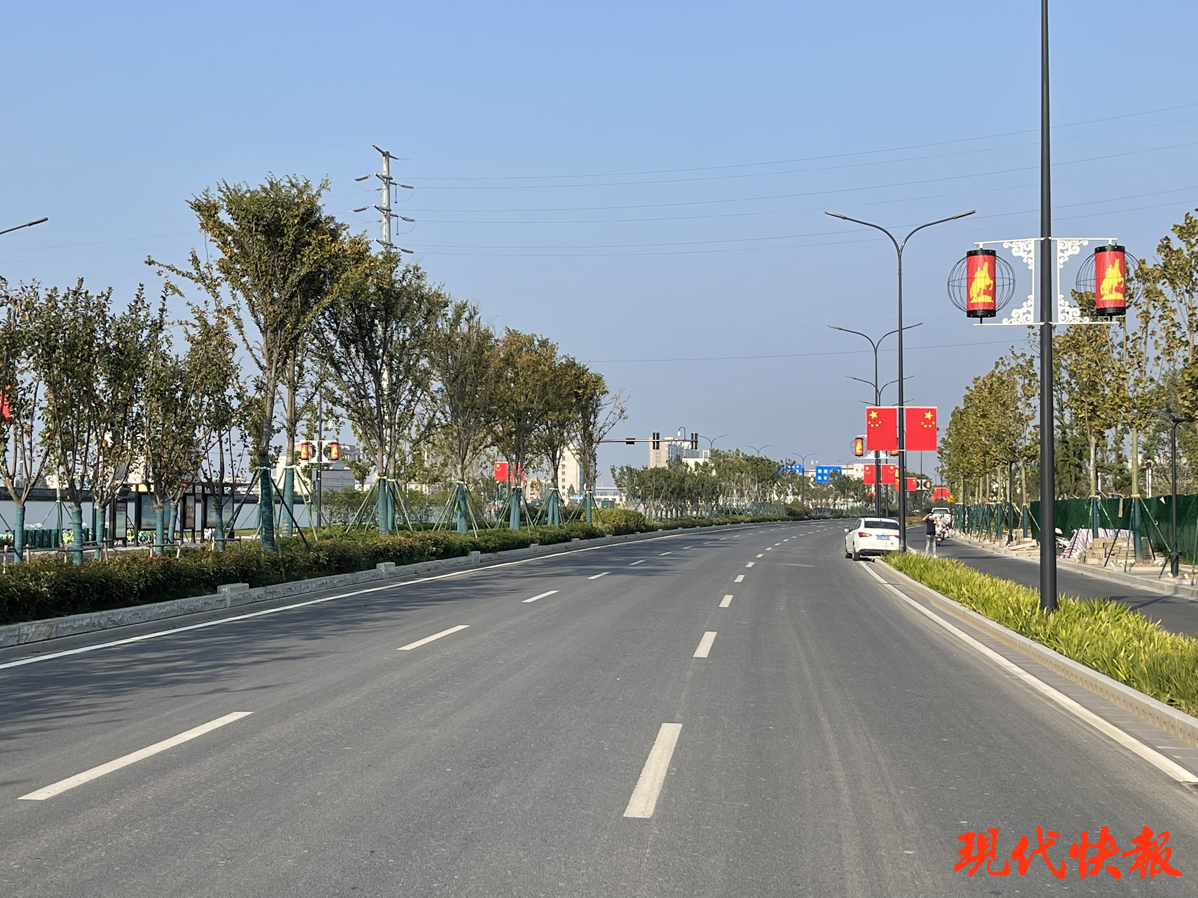 "从盐城北下高速驶入开放大道,北环路,一路上道路整洁宽敞,两旁绿树
