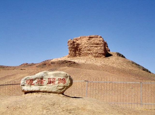 地处敦煌市西南古董滩附近的阳关景区，多为人工景点