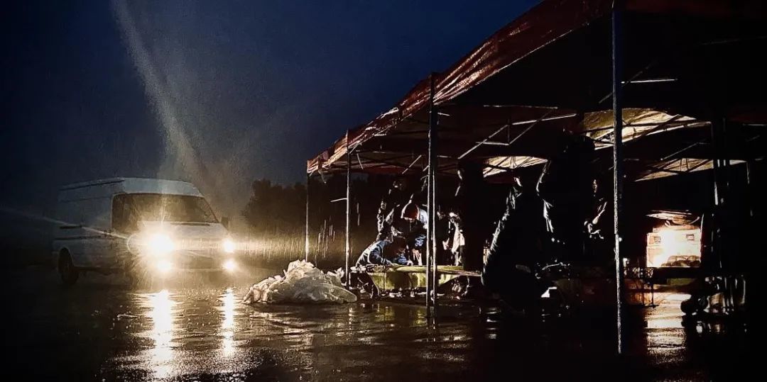 决赛前队员们在雨中训练