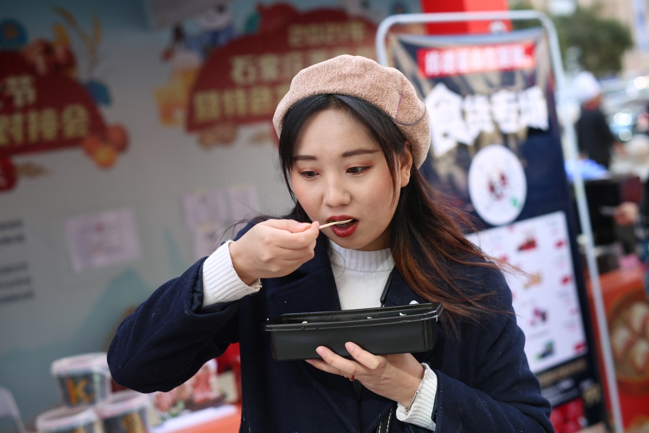 市民体验肯德基新零售产品“烧范儿三分半”炒饭