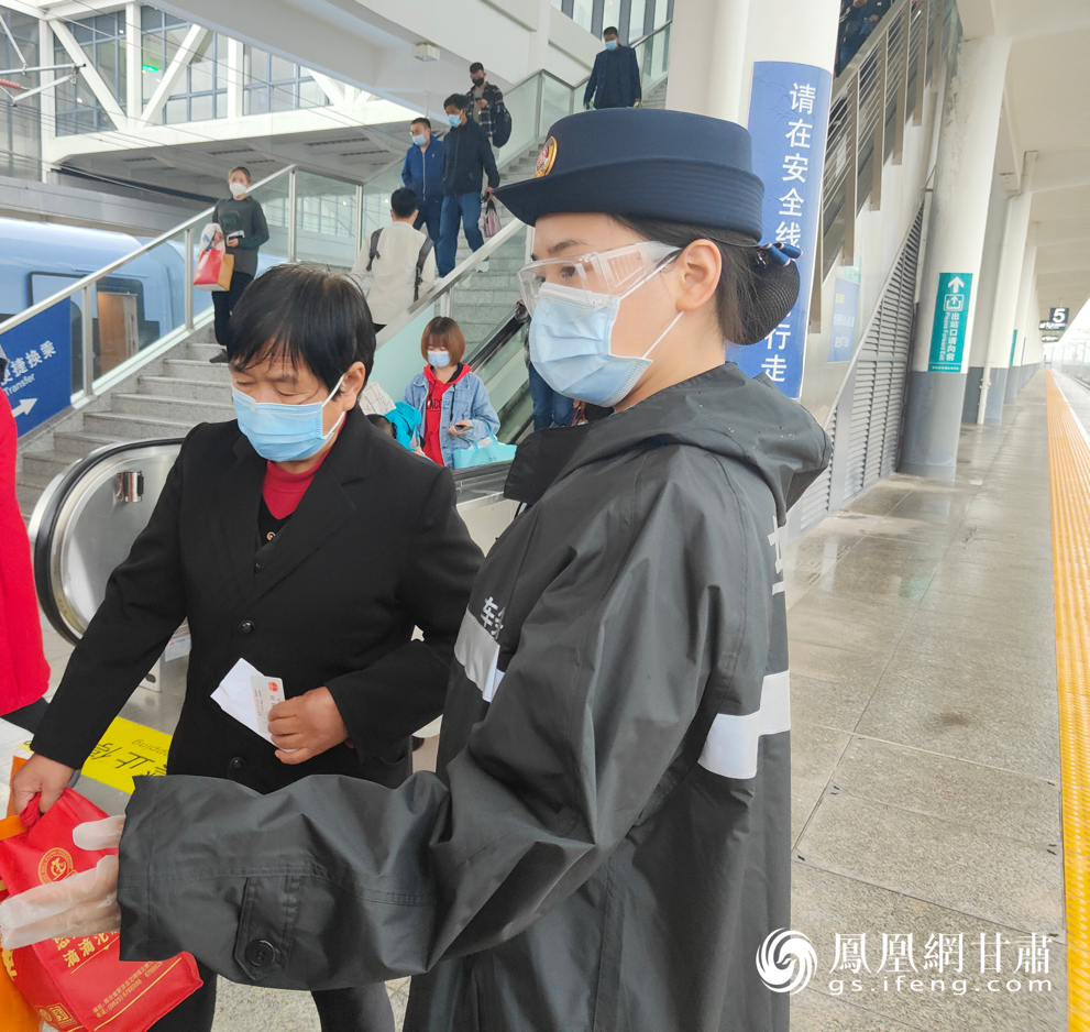 车站工作人员在雨天仍坚守岗位，加强旅客引导。王梁 摄