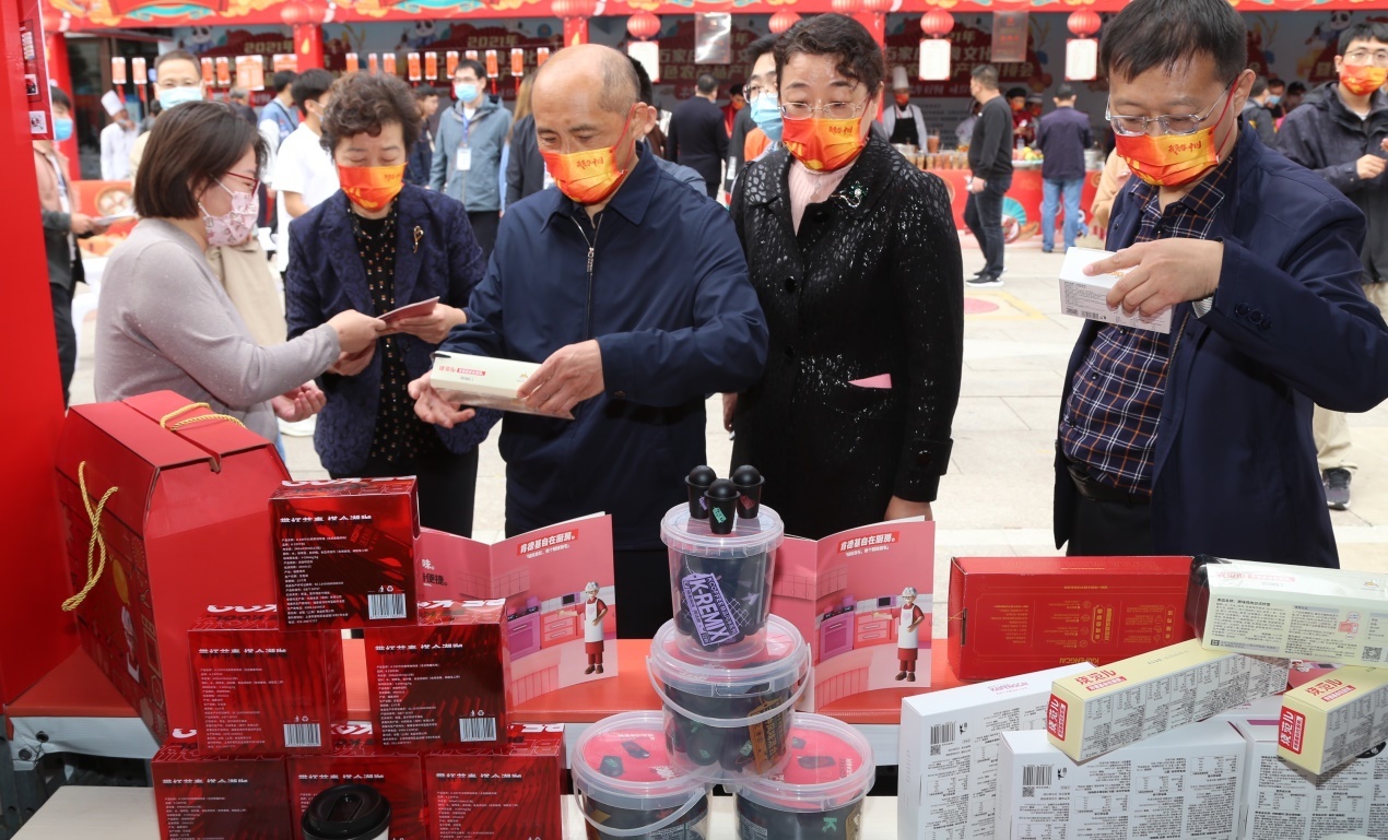 肯德基工作人员向美食节主办方介绍“自在厨房”新零售产品