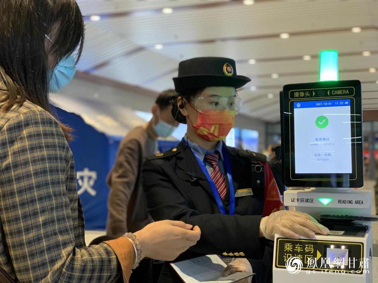 客运员正在进行实名制验票 吕金菊 摄