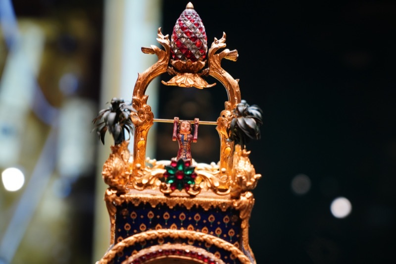 清乾隆-嘉庆铜鎏金御题诗西洋游戏人物钟细节