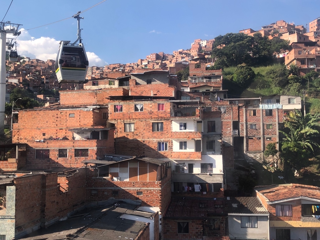 缆车行驶在位于山脊的贫民窟上空