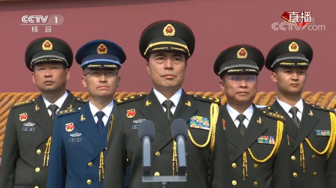 2019年10月1日，张旭东（中）宣布阅兵分列式开始 资料图