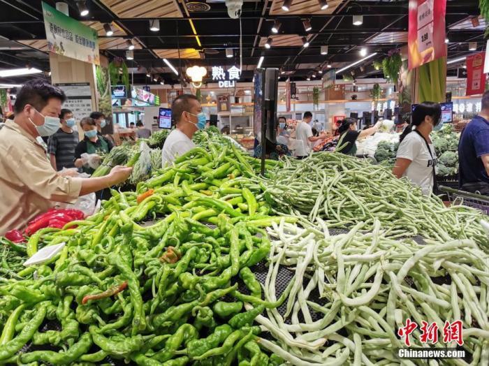 河南省郑州市的市民在一家大型超市选购蔬菜。 <a target='_blank' href='http://www.chinanews.com/'>中新社</a>记者 韩章云 摄 　