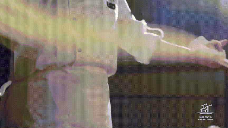 ▲抻拉时的视觉享受，得益于面团的韧性。《风味原产地·甘肃》