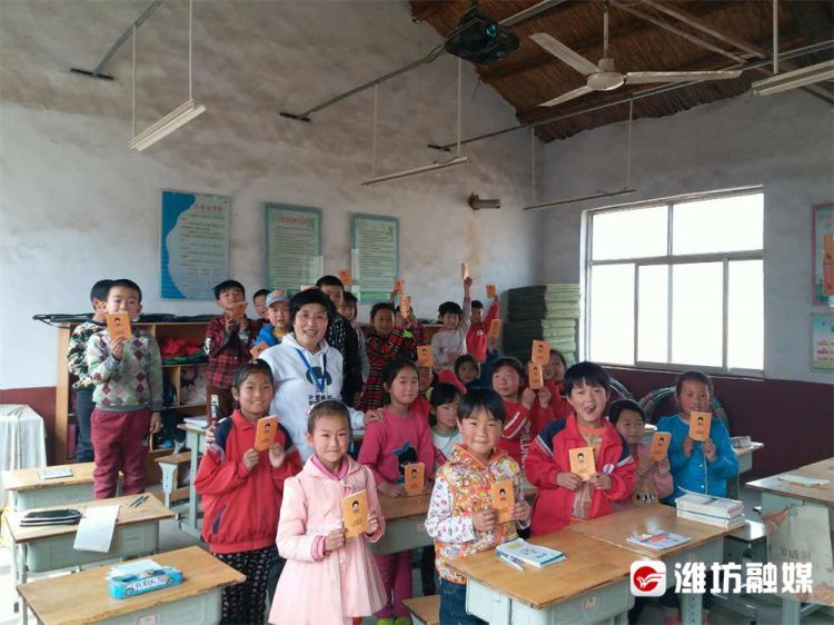 刘振华和山区的孩子们在一起 。