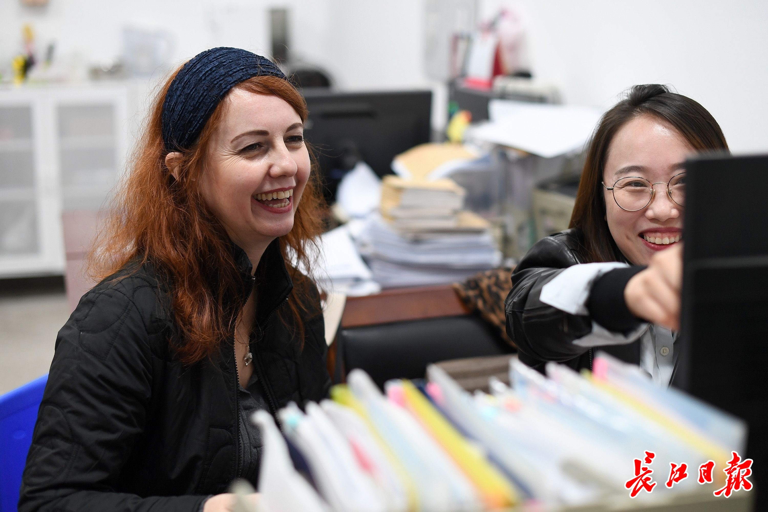 萨拉（左）和同事交流工作经验。长江日报记者史伟 摄