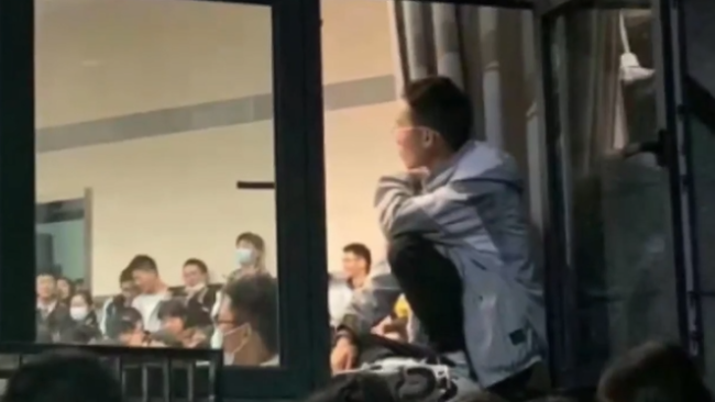 武汉大学恋爱课爆火：女生扛凳子翻窗户进教室 男生坐窗台蹭课