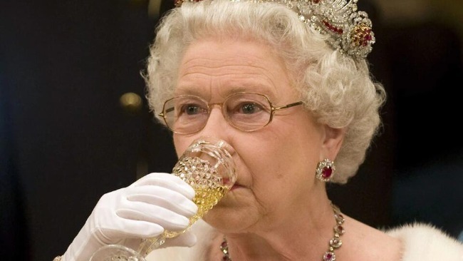 95岁英国女王在医生建议下放弃饮酒
