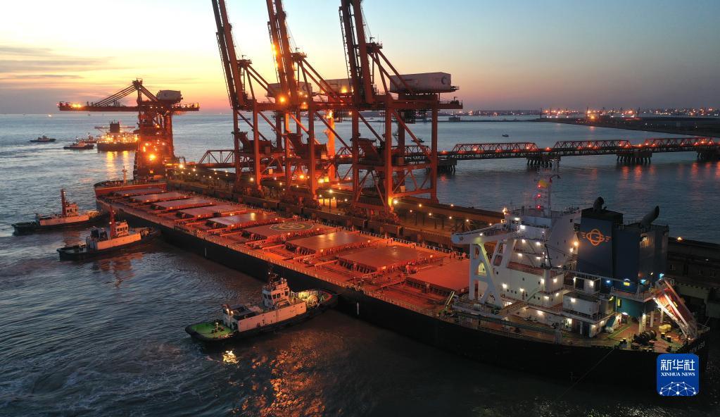 10月20日，一艘轮船在拖轮的协助下向唐山港曹妃甸港区矿石码头靠泊（无人机照片）。