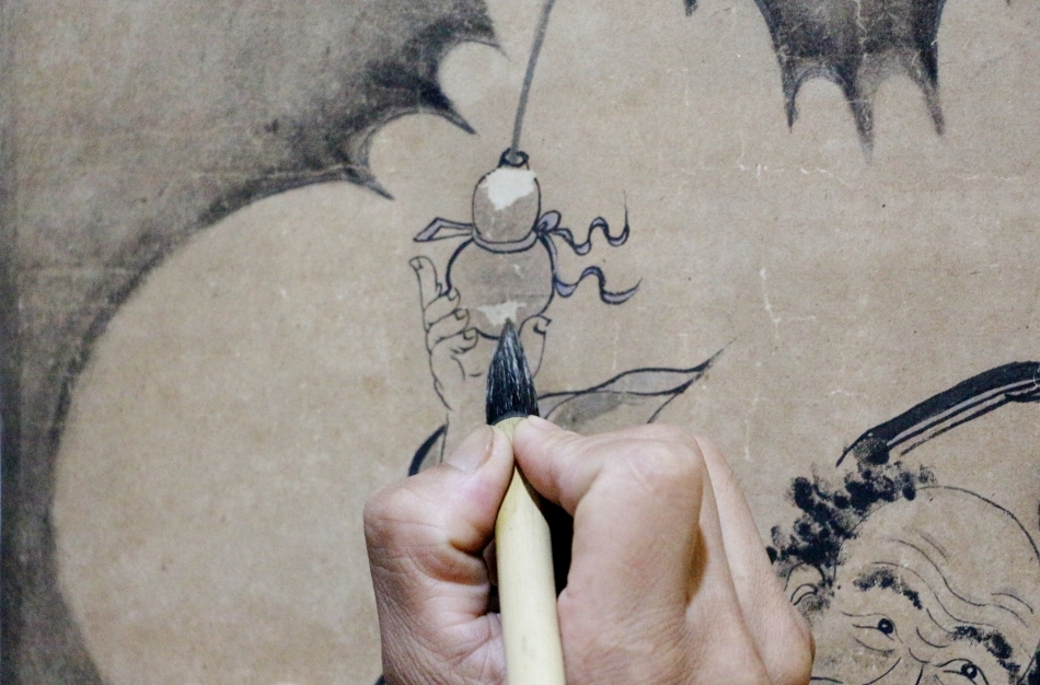 “裱糊匠”李国强：让古字画焕发新生