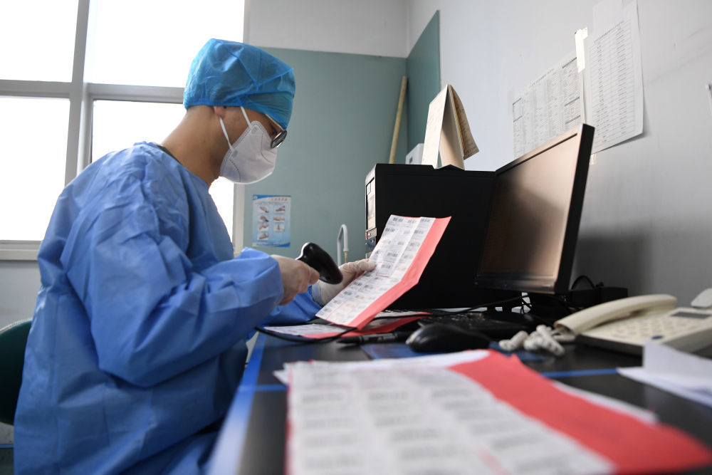 ↑10月21日，兰州大学第二医院检验医学中心检验师杨永新在核酸检测实验室工作。