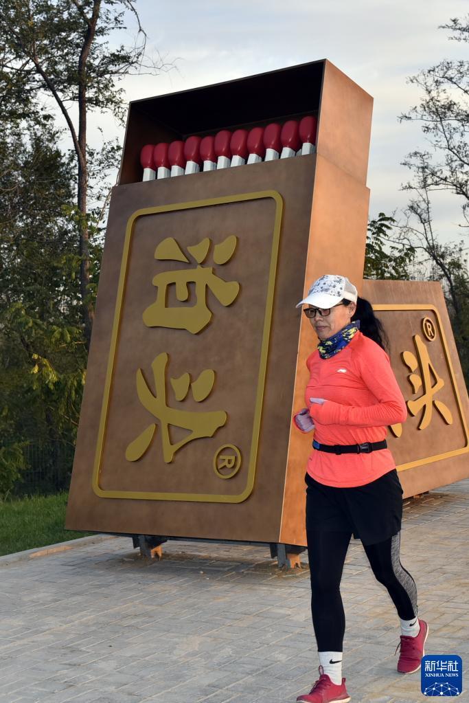 10月23日，市民在泊头市大运河堤顶路上跑步健身。
