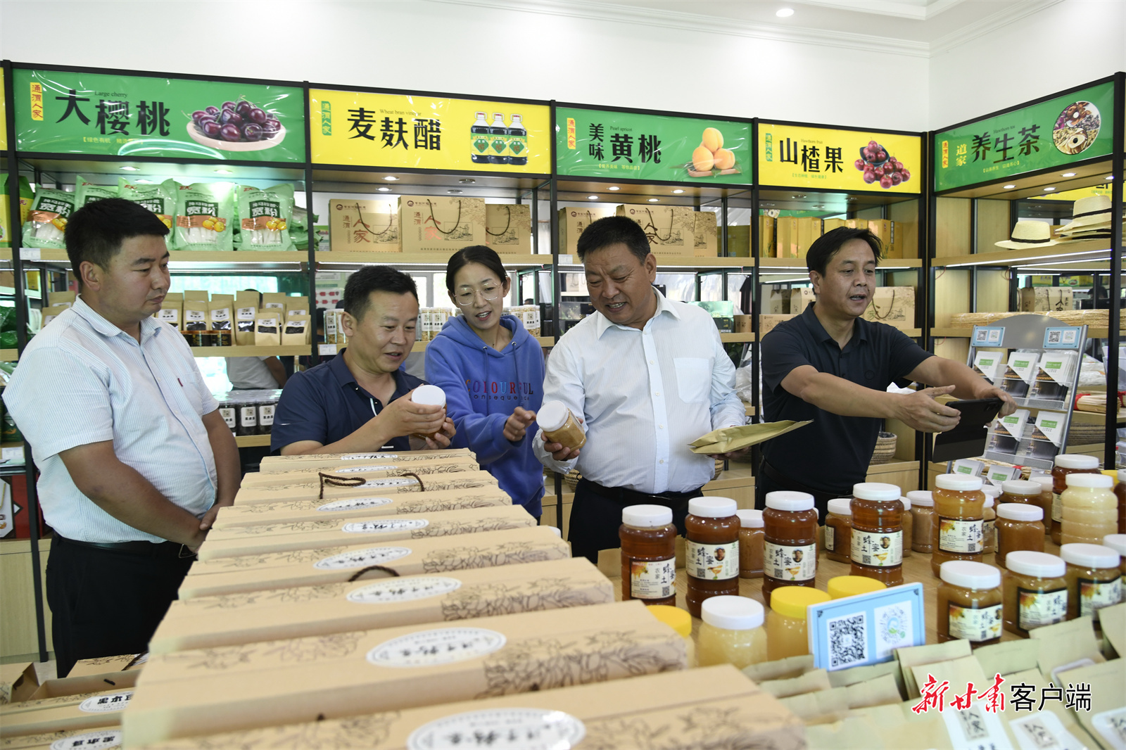 电商中心销售的农产品琳琅满目.