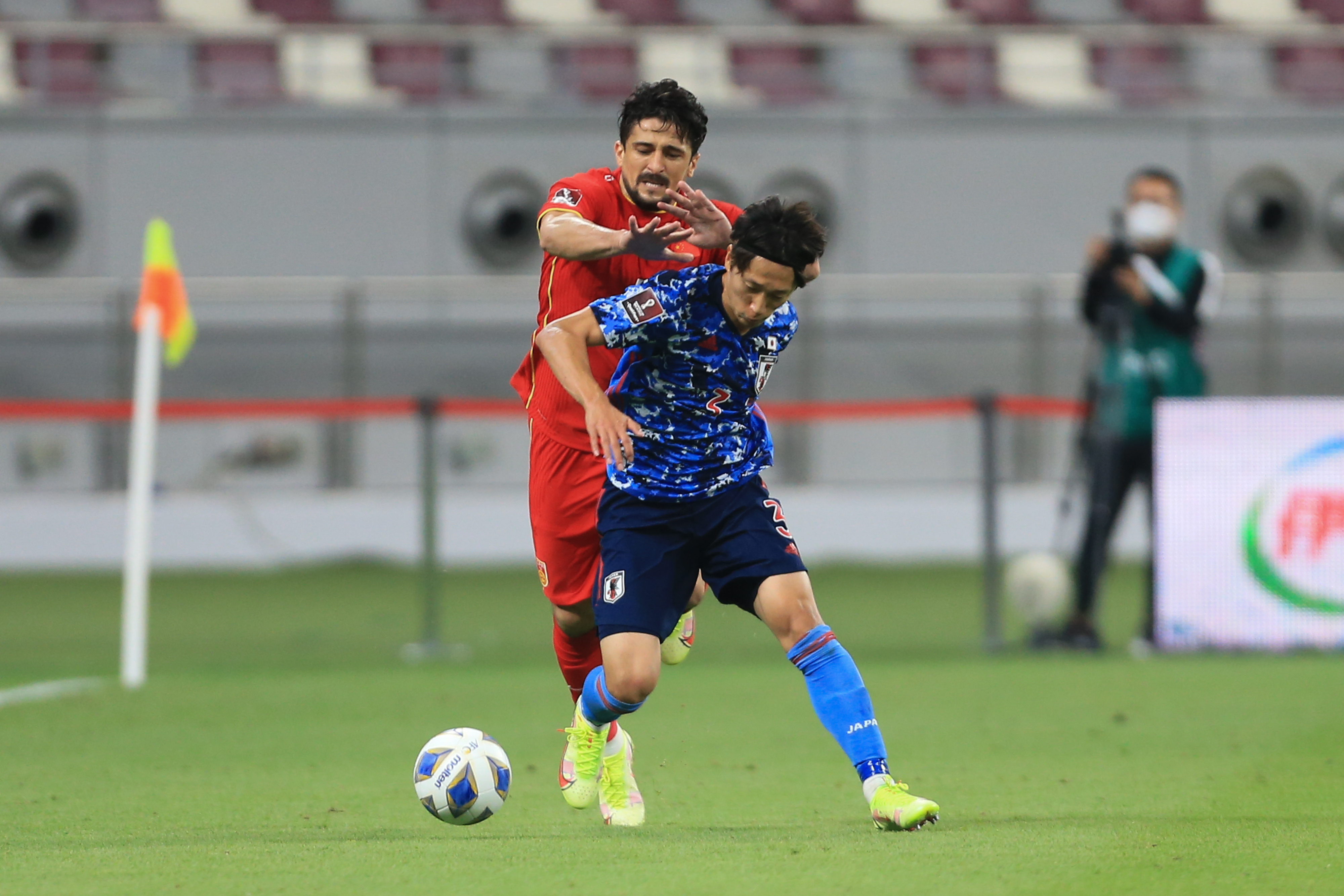 入籍球员洛国富在国足对阵日本的竞赛中。