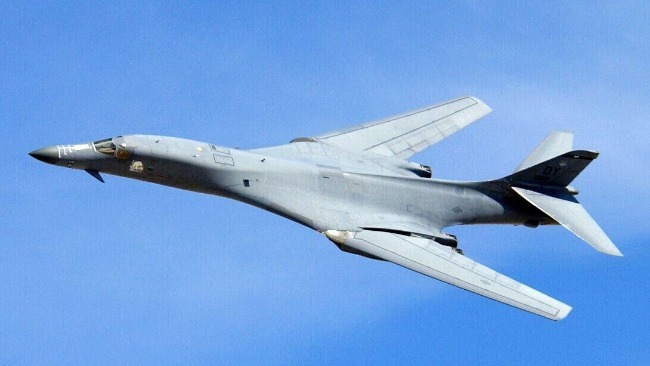俄米格31战机在日本海中立水域上空伴飞美B1B轰炸机