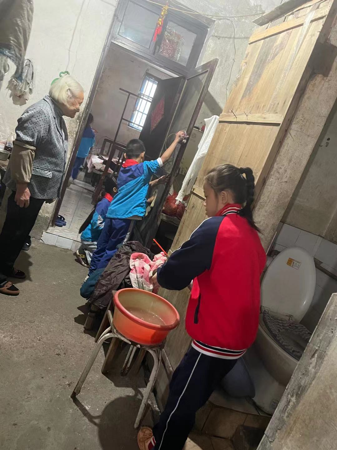 小小少先队浓浓敬老情衢江区后溪镇中心小学开展为孤寡老人送温暖活动