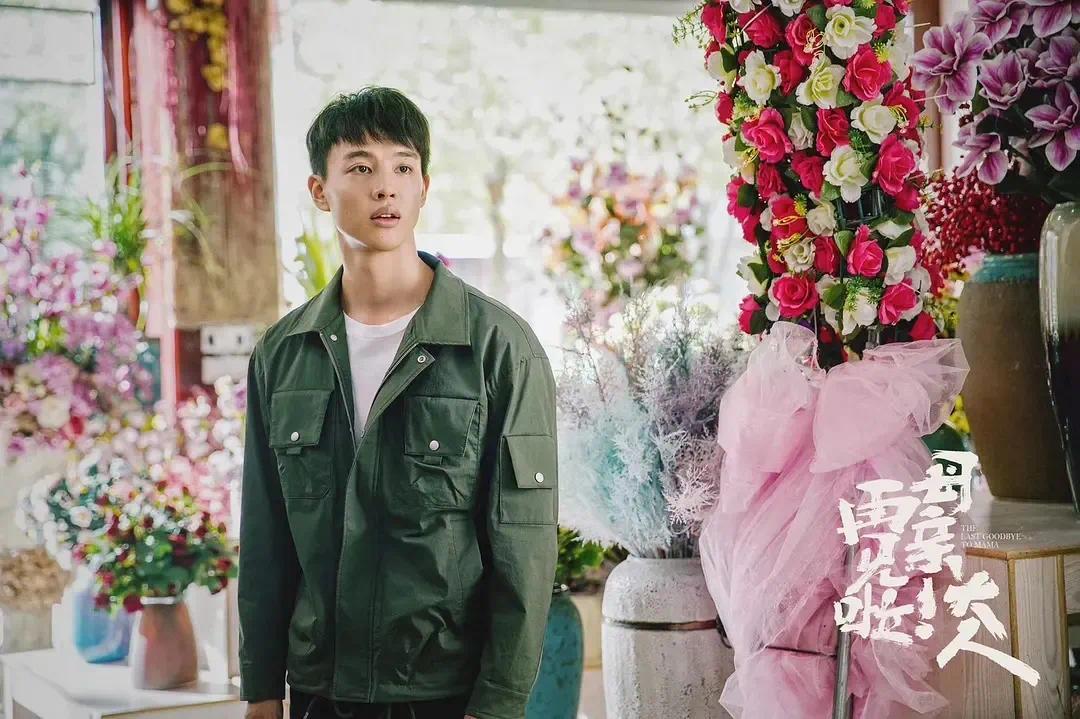 剧中将丁碧云的第二段感情和丁小军在大学中的恋爱作为参照,暗含因果