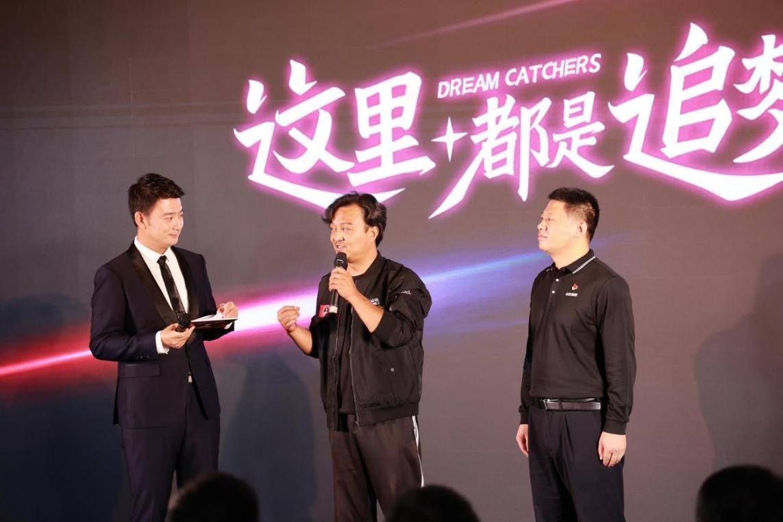 图:从左至右依次为:主持人,卡友"黑哥"王志刚,卡友地带总经理王宗彪