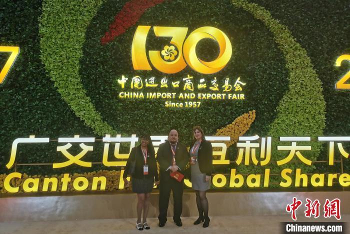 参加第130届广交会的外国嘉宾合影 程景伟 摄