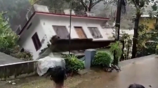 印度连降暴雨引发洪水 房屋瞬间被冲走