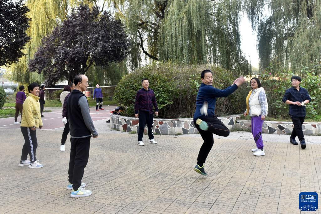 10月23日，市民在泊头市大运河生态公园踢毽子。