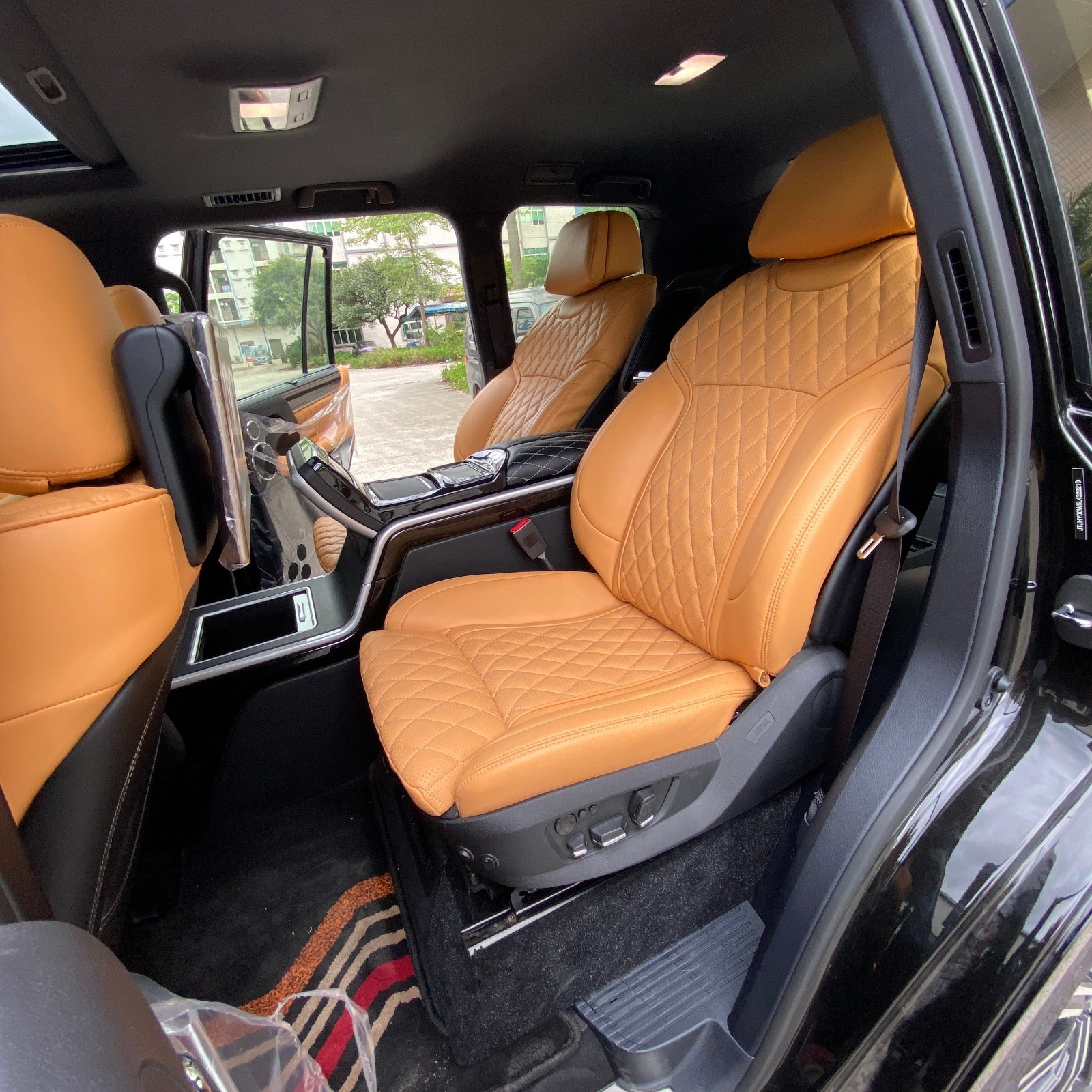 内饰座椅全部统一风格,菱格纹路带有年轻运动的气息,又不失大气与档次