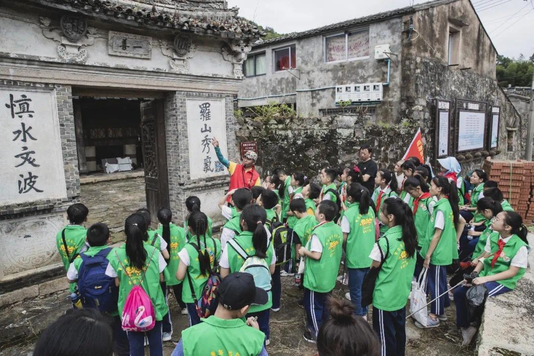 弘扬孝德文化争做美德少年温州大学附属茶山实验小学举行寻找孝德研学